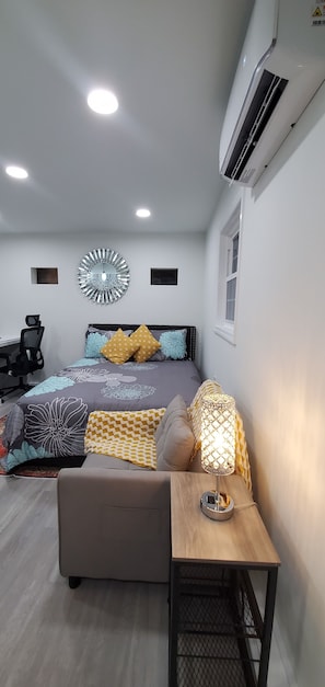 1 soveværelse, skrivebord, strygejern/strygebræt, weekendseng