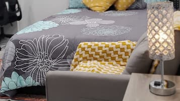 1 Schlafzimmer, Schreibtisch, Bügeleisen/Bügelbrett, Reisekinderbett