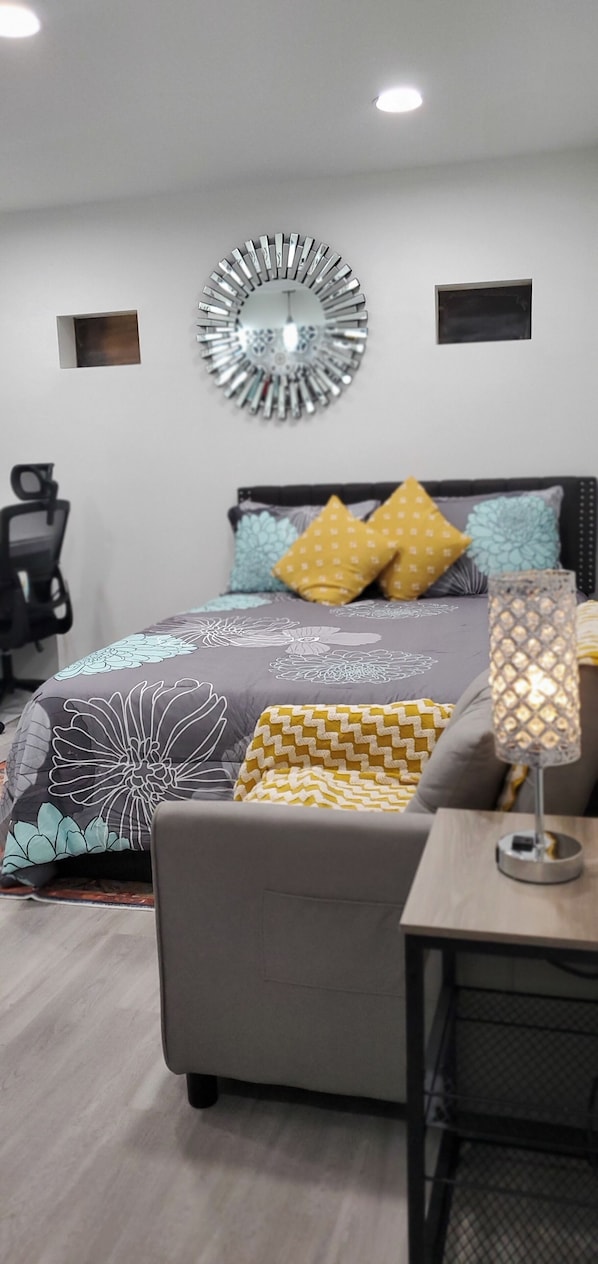 1 soveværelse, skrivebord, strygejern/strygebræt, weekendseng