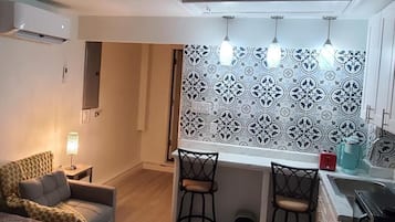 1 quarto, escrivaninha, ferros/tábuas de passar roupa, berço de viagem