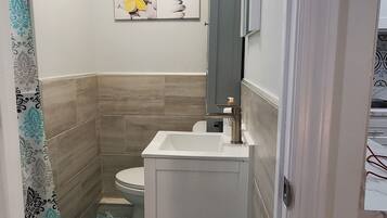 Dusche, umweltfreundliche Kosmetikartikel, Haartrockner, Handtücher