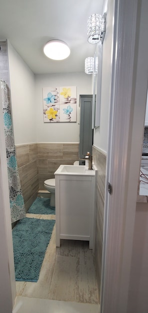 Bruser, miljøvenlige toiletartikler, hårtørrer, håndklæder