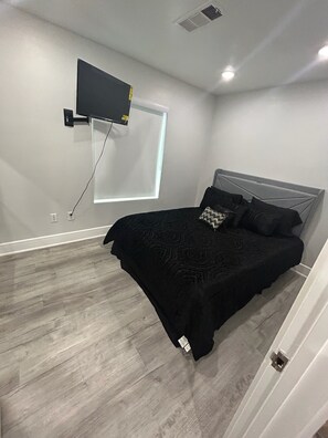 1 dormitori, planxa i posts de planxar, wifi i roba de llit