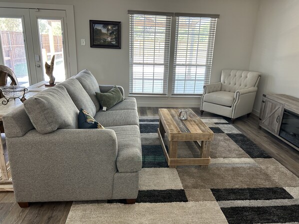 Smart-TV, Videospiele, Tischfußball, Tischtennisplatte