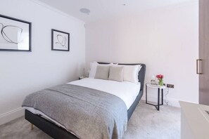1 bedroom, iron/ironing board, WiFi, bed sheets - Modern, Luxurious 1BR Flat- Heart of Covent Garden (London)