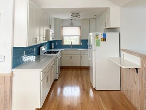 ثلاجة، ميكروويف، فرن، موقد طهي مسطح