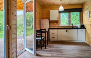 Jääkaappi, liesi, astianpesukone