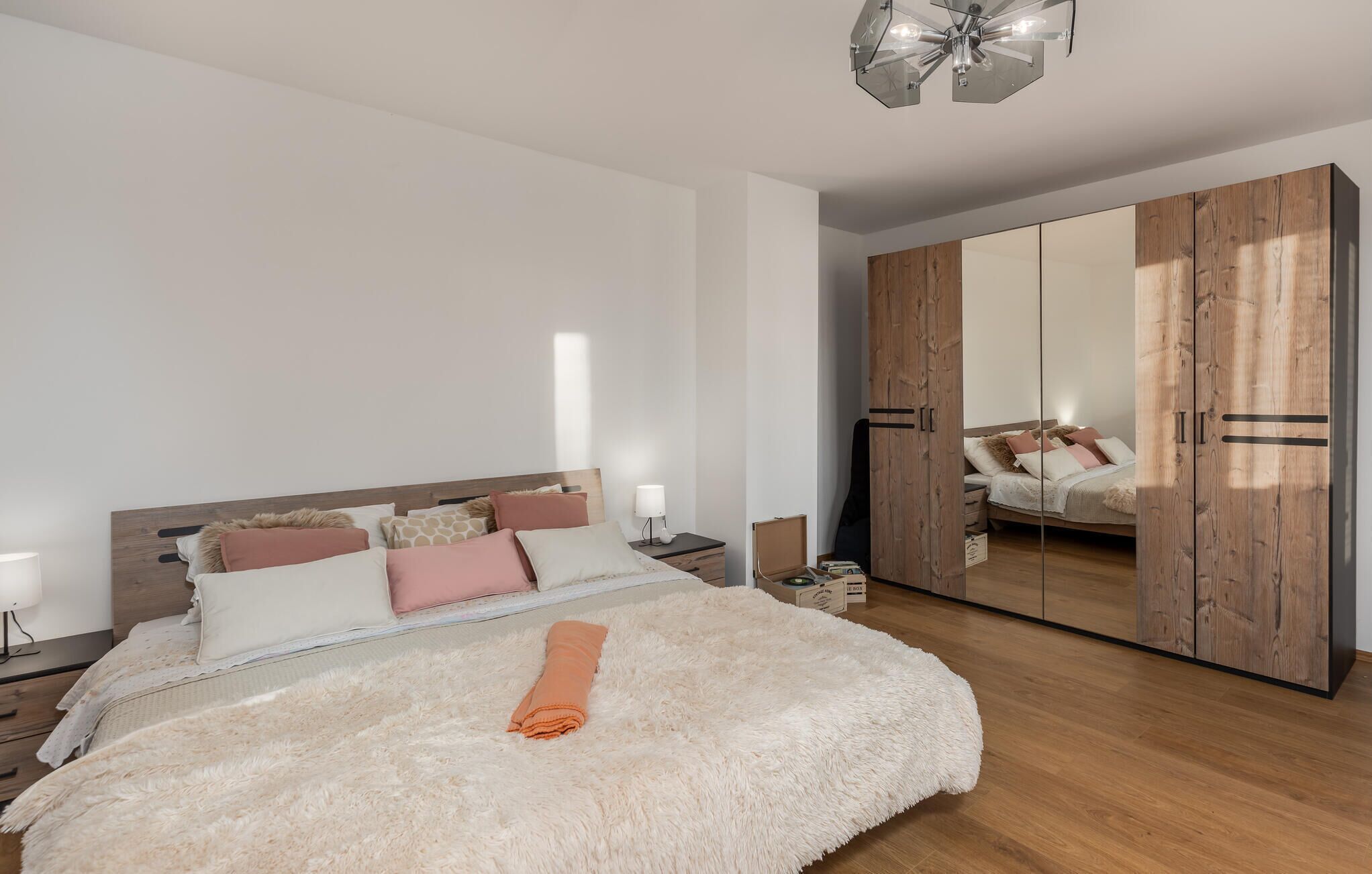 3 slaapkamers, een strijkplank/strijkijzer, gratis wifi, beddengoed