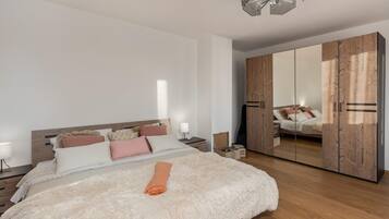 3 slaapkamers, een strijkplank/strijkijzer, gratis wifi, beddengoed