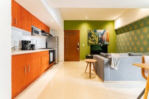 Geladeira, micro-ondas, fogão, cooktop