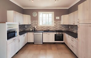 Kjøleskap, ovn, kokeplater og oppvaskmaskin