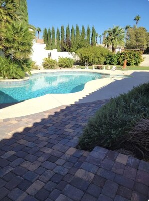 Outdoor pool - Perfectly located amazing private single story home. (Las Vegas)