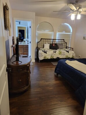 3 bedrooms, desk, iron/ironing board, travel crib