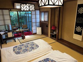 传统三人房, 花园景观 | 办公桌、免费 WiFi、床单