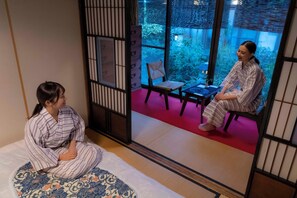 Habitación triple tradicional, vista al jardín | Escritorio, wifi gratis y ropa de cama 
