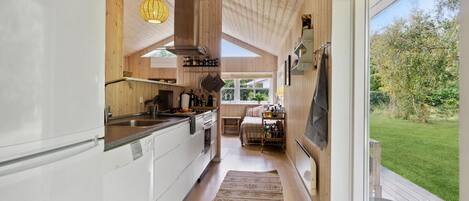 ثلاجة، موقد طهي مسطح، غسالة أطباق، ماكينة لصنع القهوة/الشاي