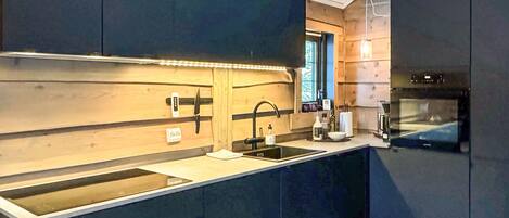 Kjøleskap, ovn, kokeplater og oppvaskmaskin