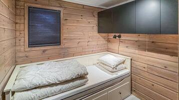 2 bedrooms, travel crib, free WiFi