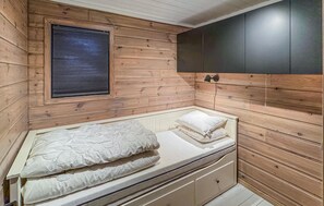 2 bedrooms, travel crib, free WiFi