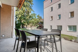 Outdoor dining - Nice Wallisellen 2br w/ Storage & W/D, nr Local Market, by Blueground (Zurich)