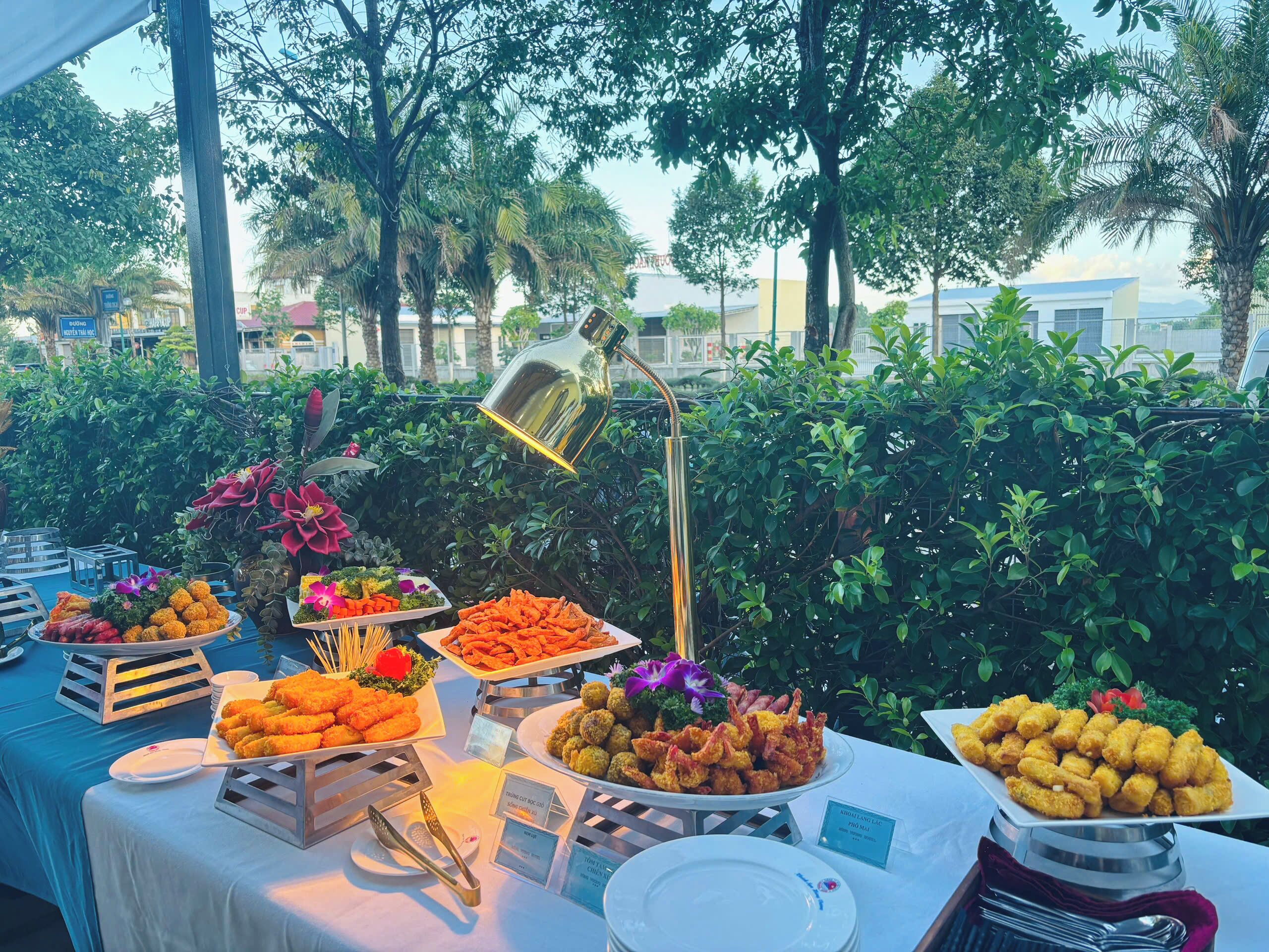 A buffet table with various food items and a sign indicating 'KOBAYLANG LAO PHO NAI'.