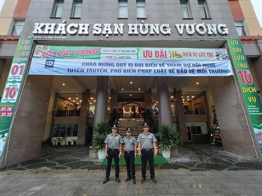The entrance of Khach San Hung Vuong hotel with a banner advertising a 10% discount.