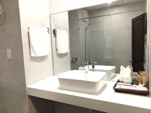 Hair dryer, slippers, bidet, towels - KHACH SAN HUNG VUONG (Quang Ngai)
