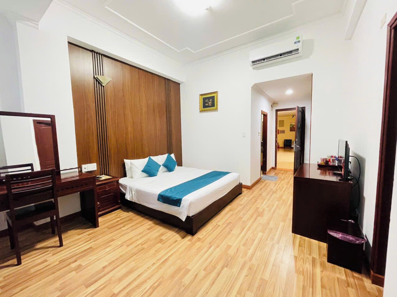 Premium bedding, free minibar items, free WiFi, bed sheets