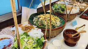 Een buffet met diverse gerechten en sauzen.