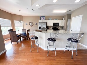 Fridge, microwave, oven, stovetop - Destin Harbor Getaway! (Destin)