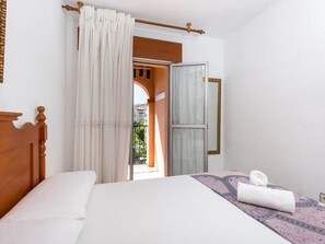 2 bedrooms, iron/ironing board, Internet, bed sheets