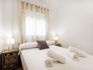 4 habitaciones, tabla de planchar con plancha, internet y ropa de cama 