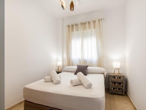 4 bedrooms, iron/ironing board, Internet, bed sheets - The 1st Corner, center apartment ideal for groups (MALAGA)
