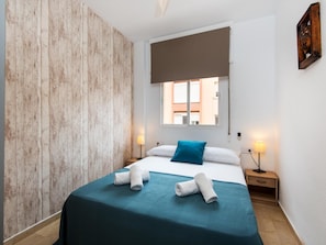 3 bedrooms, iron/ironing board, internet, bed sheets