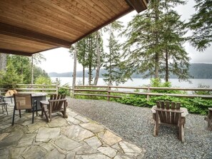 Outdoor dining - Going Coastal A+B | Oceanfront | Pet Friendly (Port Renfrew)