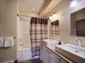Shower, hair dryer - Hera's Cove| Oceanfront Oasis + Pet Friendly (Port Renfrew)