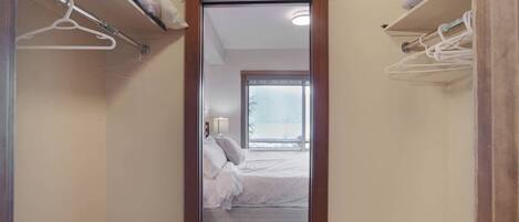 3 عدّة غرف نوم وواي فاي وملاءات أسرّة