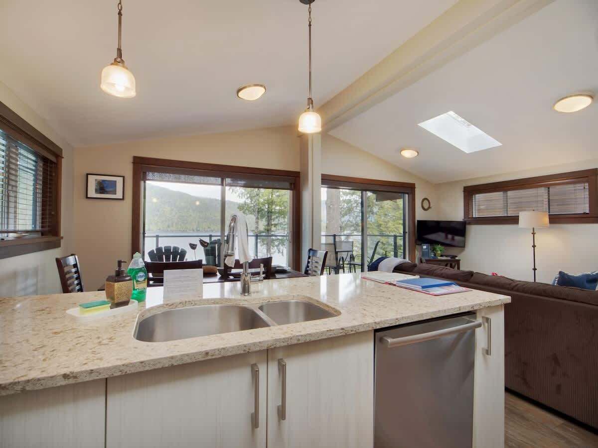 Hera's Cove - Oceanfront Oasis - Pet Friendly - Port Renfrew