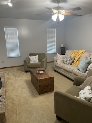 Een smart-tv en een open haard