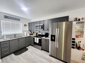 Kühlschrank, Mikrowelle, Herdplatte, Wasserkocher mit Kaffee-/Teezubehör