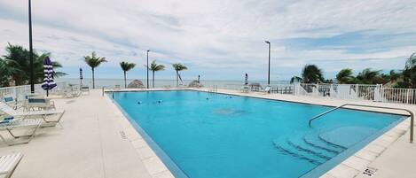 حمّام سباحة مُدفَّأ