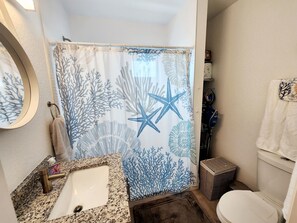 Shower, hair dryer, towels - Ocean breeze- Gorgeous 1 bed/ 2 bath condo with stunning Ocean views & huge pool (Marathon)