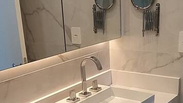 Secador de cabelo, toalhas de banho, sabonete, papel higiênico