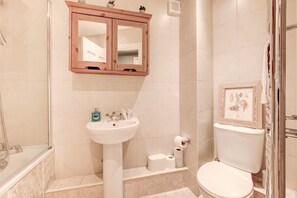 Ducha, secador de pelo y toallas