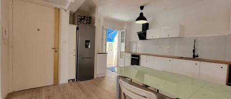 Kylskåp, ugn, spishäll och kaffe- och tebryggare