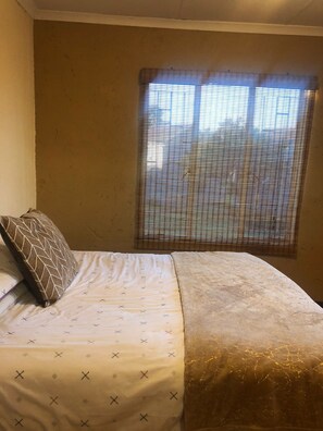 3 bedrooms, iron/ironing board, WiFi, bed sheets - Inviting 3-Bed Apartment in Edenvale (Edenvale)