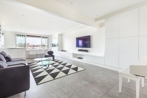 TV, stereo - Luxury Eiffel Tower view - Paris 16 (Paris)