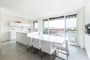 Fridge, microwave, oven, stovetop - Luxury Eiffel Tower view - Paris 16 (Paris)