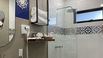 Ducha, cabezal de ducha tipo lluvia, secador de pelo, toallas