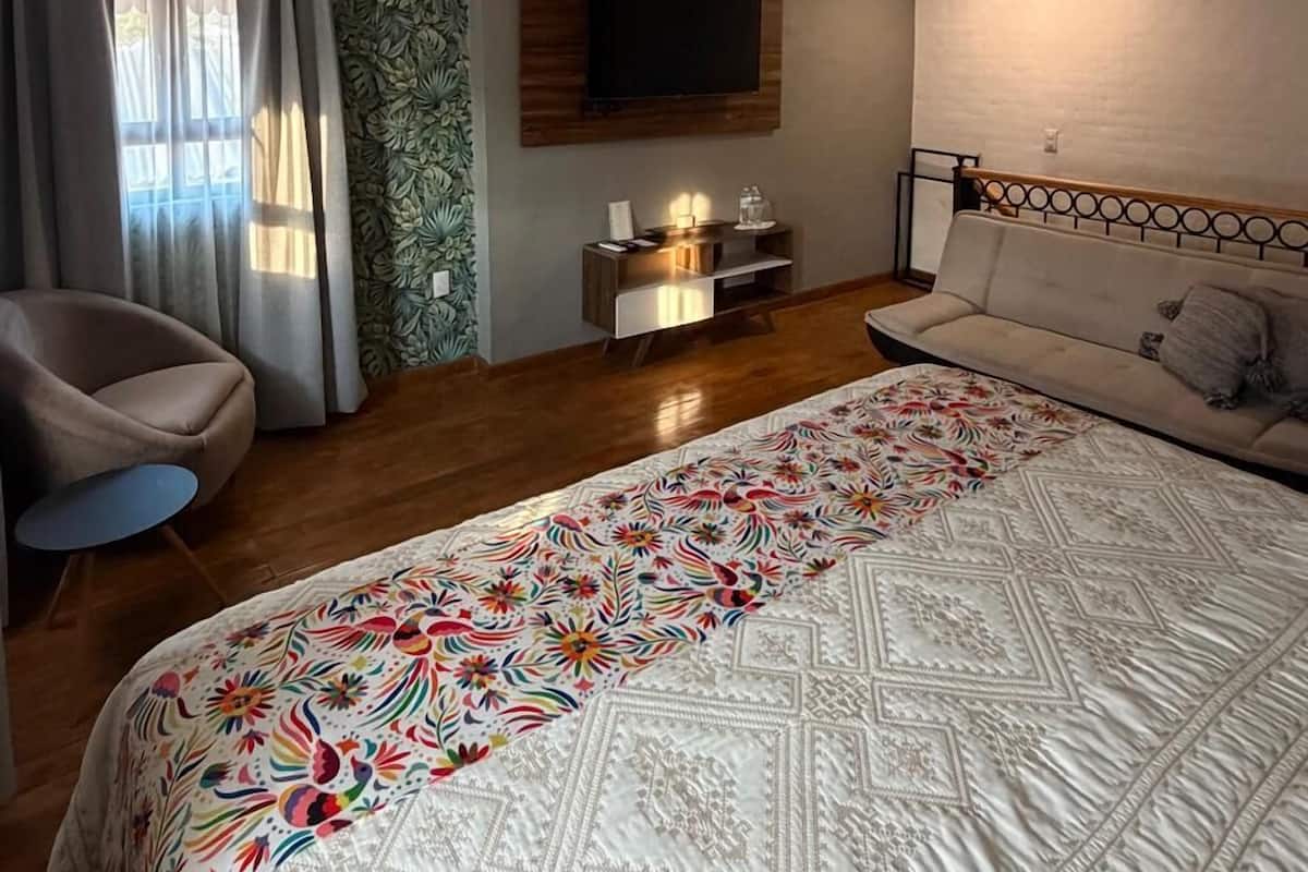 Suite Superior, menara | Seprai premium, selimut bulu angsa, dan meja kerja